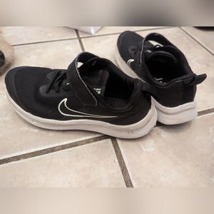 Nike boys star runner sneakers, black, size 2